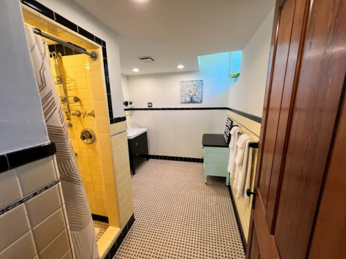 Spacious Bedroom w/ relaxing view nearby Whitton Container Service  - Gallery -  5