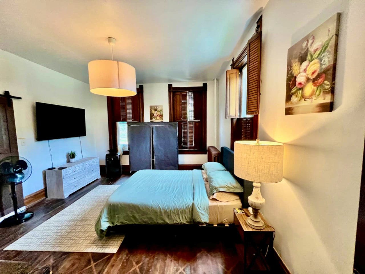  Private Bedroom Suite 1  -  Spacious Bedroom w/ relaxing view nearby Whitton Container Service  - Gallery -  18