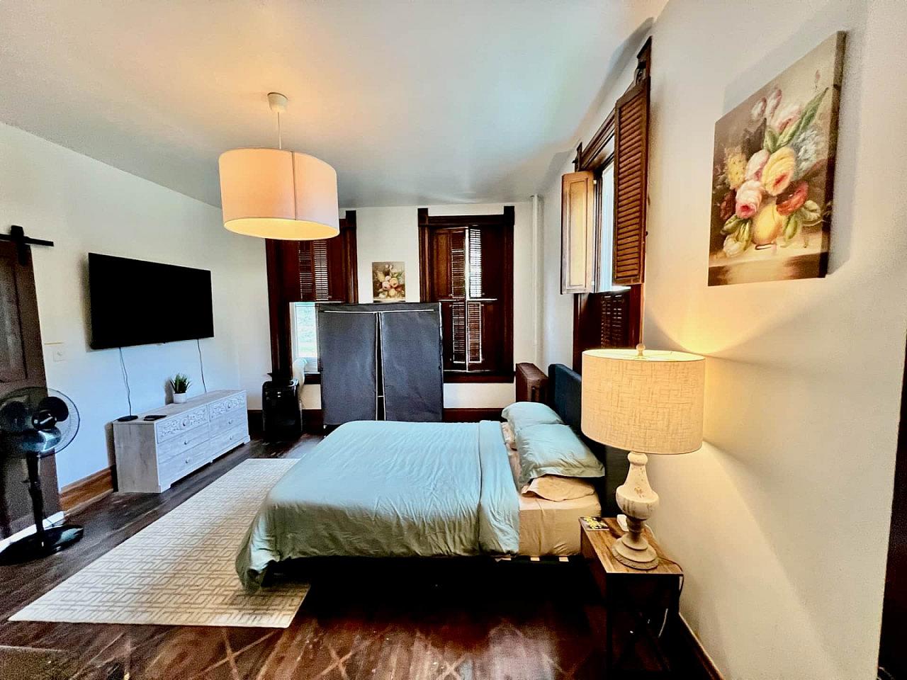  Private Bedroom Suite 1  -  Spacious Bedroom w/ relaxing view nearby Whitton Container Service  - Gallery -  7