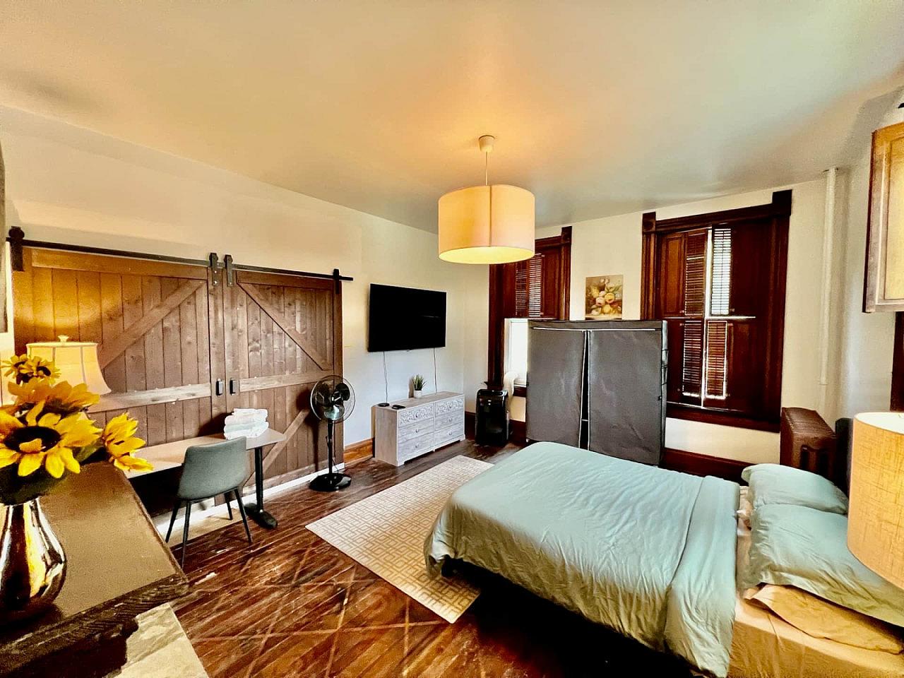  Private Bedroom Suite 1  -  Spacious Bedroom w/ relaxing view nearby Whitton Container Service  - Gallery -  6