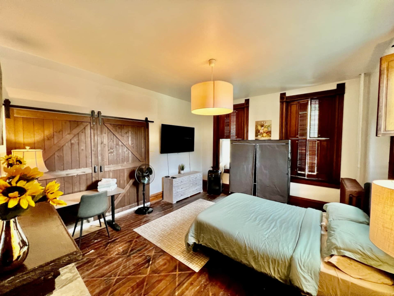  Private Bedroom Suite 1  -  Spacious Bedroom w/ relaxing view nearby Whitton Container Service  - Gallery -  13