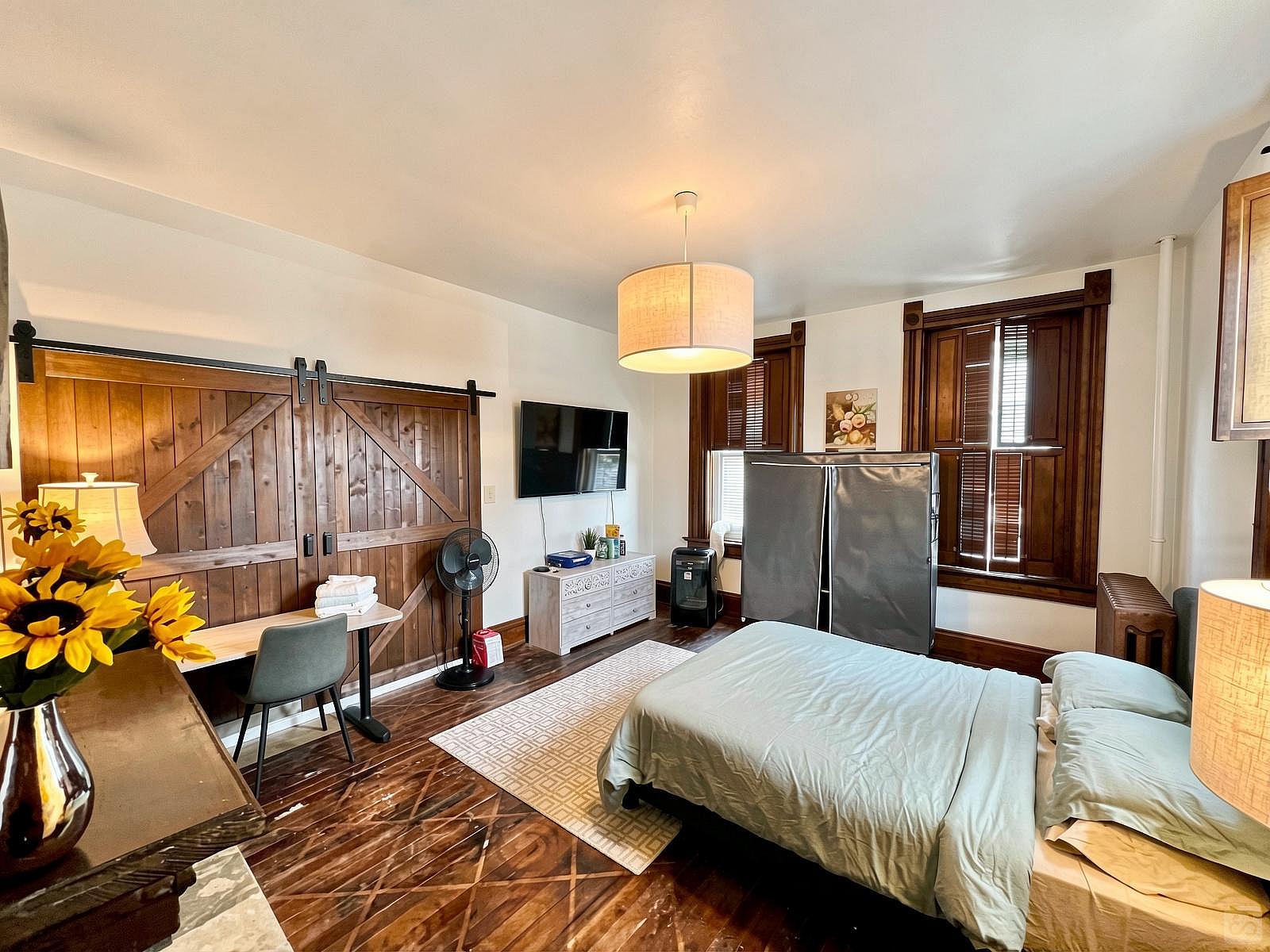  Private Bedroom Suite 1  -  Spacious Bedroom w/ relaxing view nearby Whitton Container Service  - Gallery -  2