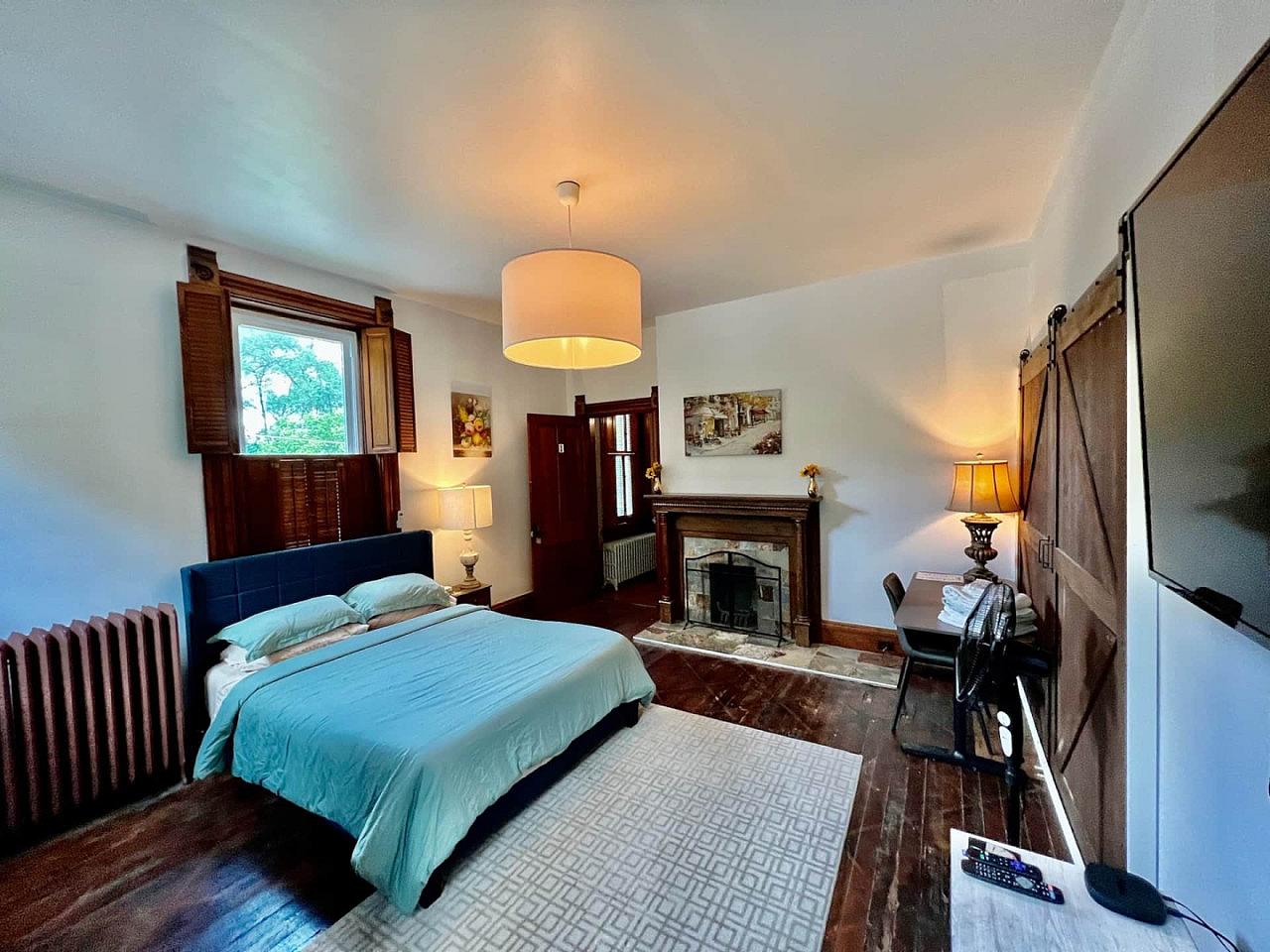  Private Bedroom Suite 1  -  Spacious Bedroom w/ relaxing view nearby Whitton Container Service  - Gallery -  1