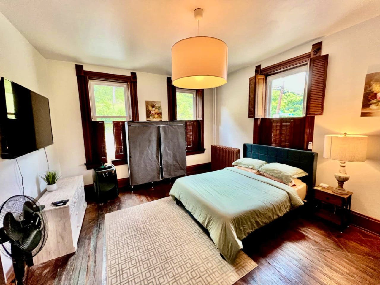  Private Bedroom Suite 1  -  Spacious Bedroom w/ relaxing view nearby Whitton Container Service  - Gallery -  19