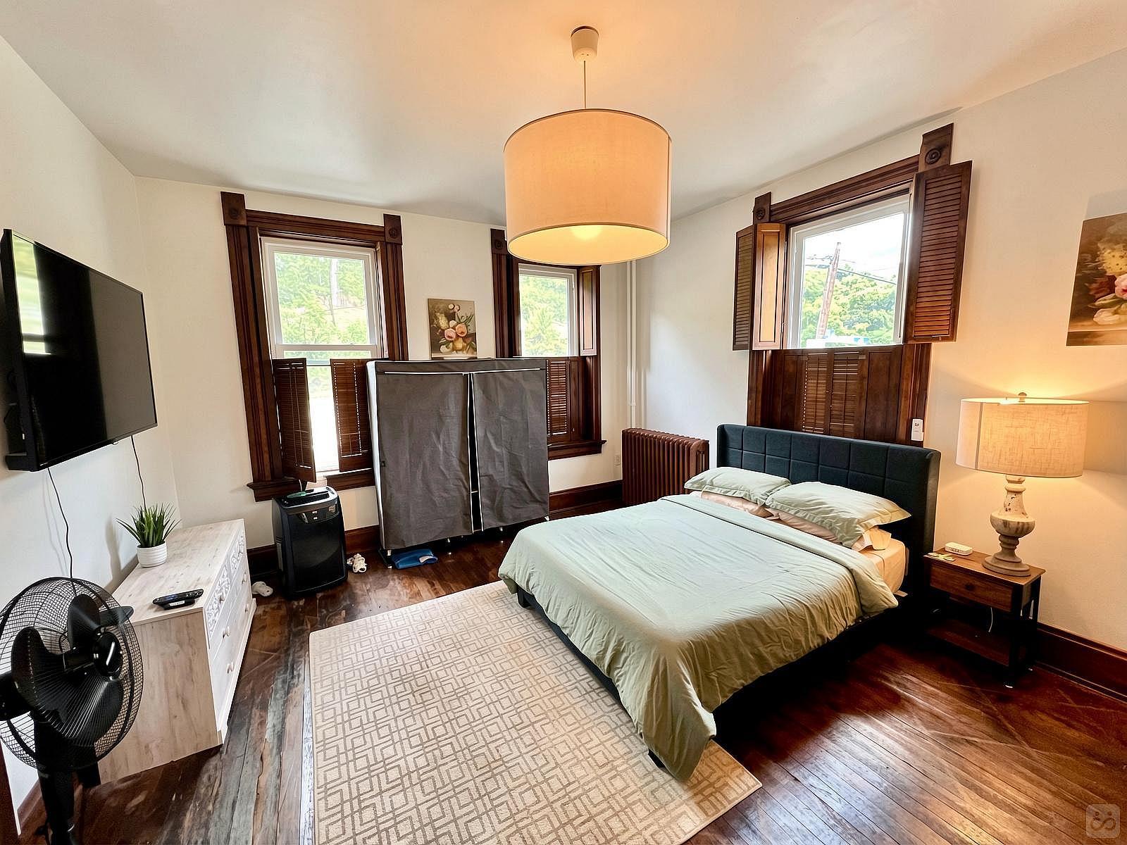  Private Bedroom Suite 1  -  Spacious Bedroom w/ relaxing view nearby Whitton Container Service  - Gallery -  4