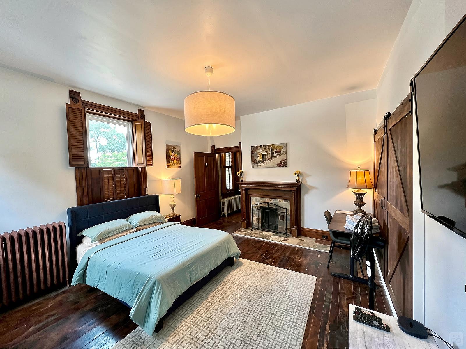  Private Bedroom Suite 1  -  Spacious Bedroom w/ relaxing view nearby Whitton Container Service  - Gallery -  5