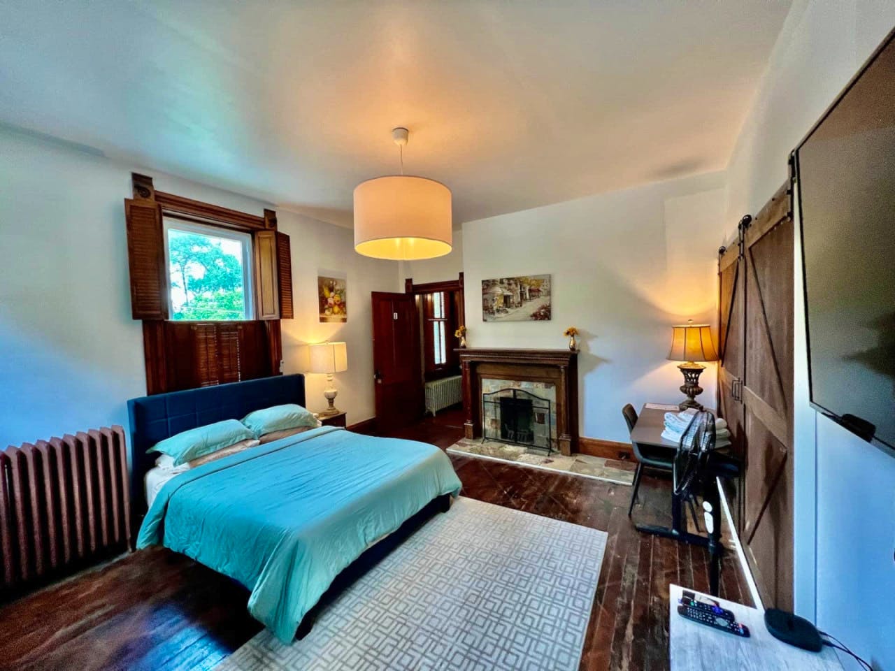  Private Bedroom Suite 1  -  Spacious Bedroom w/ relaxing view nearby Whitton Container Service  - Gallery -  20