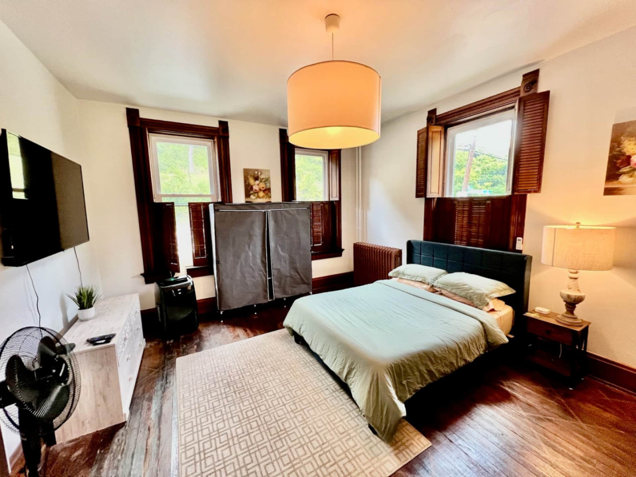  Private Bedroom Suite 1  -  Spacious Bedroom w/ relaxing view nearby Whitton Container Service  - Gallery -  15