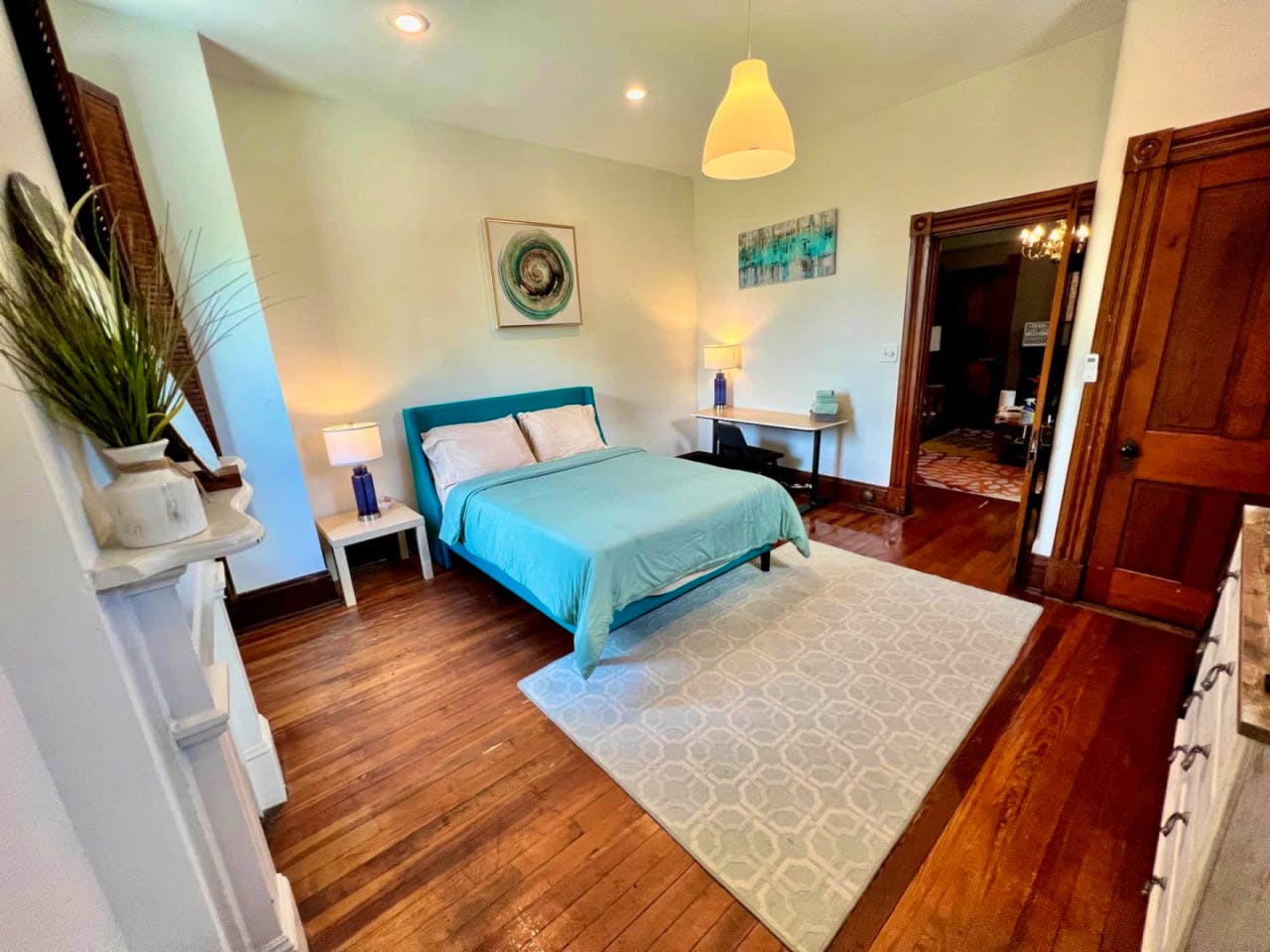  Private Bedroom Suite 2  -  Spacious Bedroom w/ relaxing view nearby Whitton Container Service  - Gallery -  3