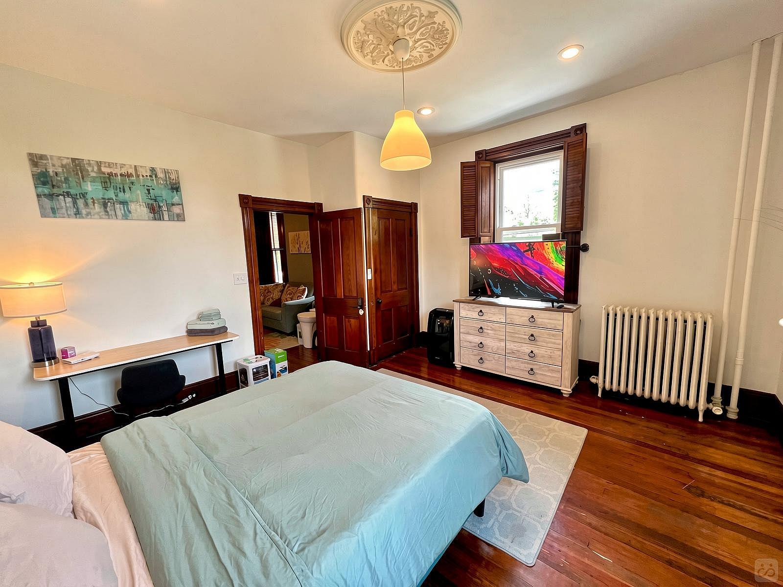  Private Bedroom Suite 2  -  Spacious Bedroom w/ relaxing view nearby Whitton Container Service  - Gallery -  8