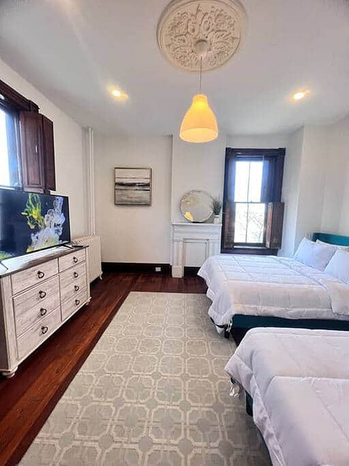  Private Bedroom Suite 2  -  Spacious Bedroom w/ relaxing view nearby Whitton Container Service  - Gallery -  12