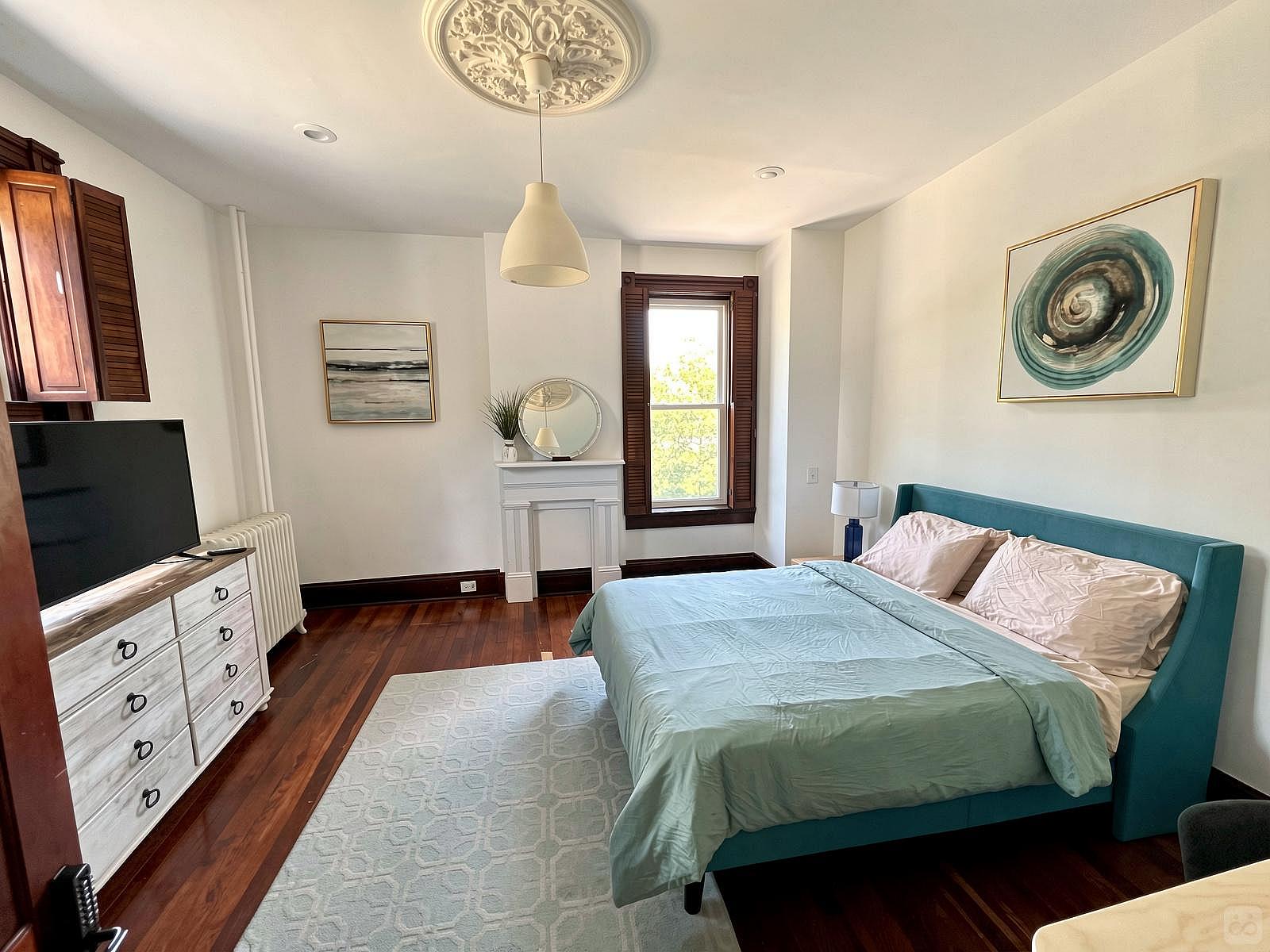  Private Bedroom Suite 2  -  Spacious Bedroom w/ relaxing view nearby Whitton Container Service  - Gallery -  11