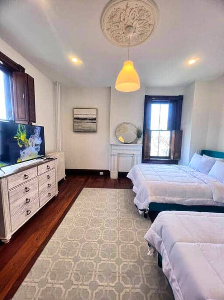  Private Bedroom Suite 2  -  Spacious Bedroom w/ relaxing view nearby Whitton Container Service  - Gallery -  5