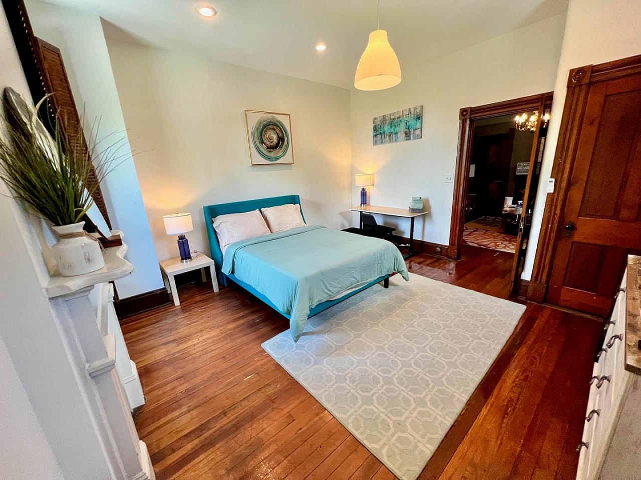  Private Bedroom Suite 2  -  Spacious Bedroom w/ relaxing view nearby Whitton Container Service  - Gallery -  15