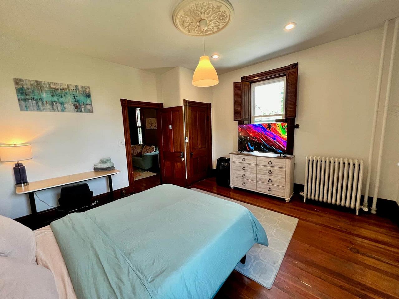  Private Bedroom Suite 2  -  Spacious Bedroom w/ relaxing view nearby Whitton Container Service  - Gallery -  17