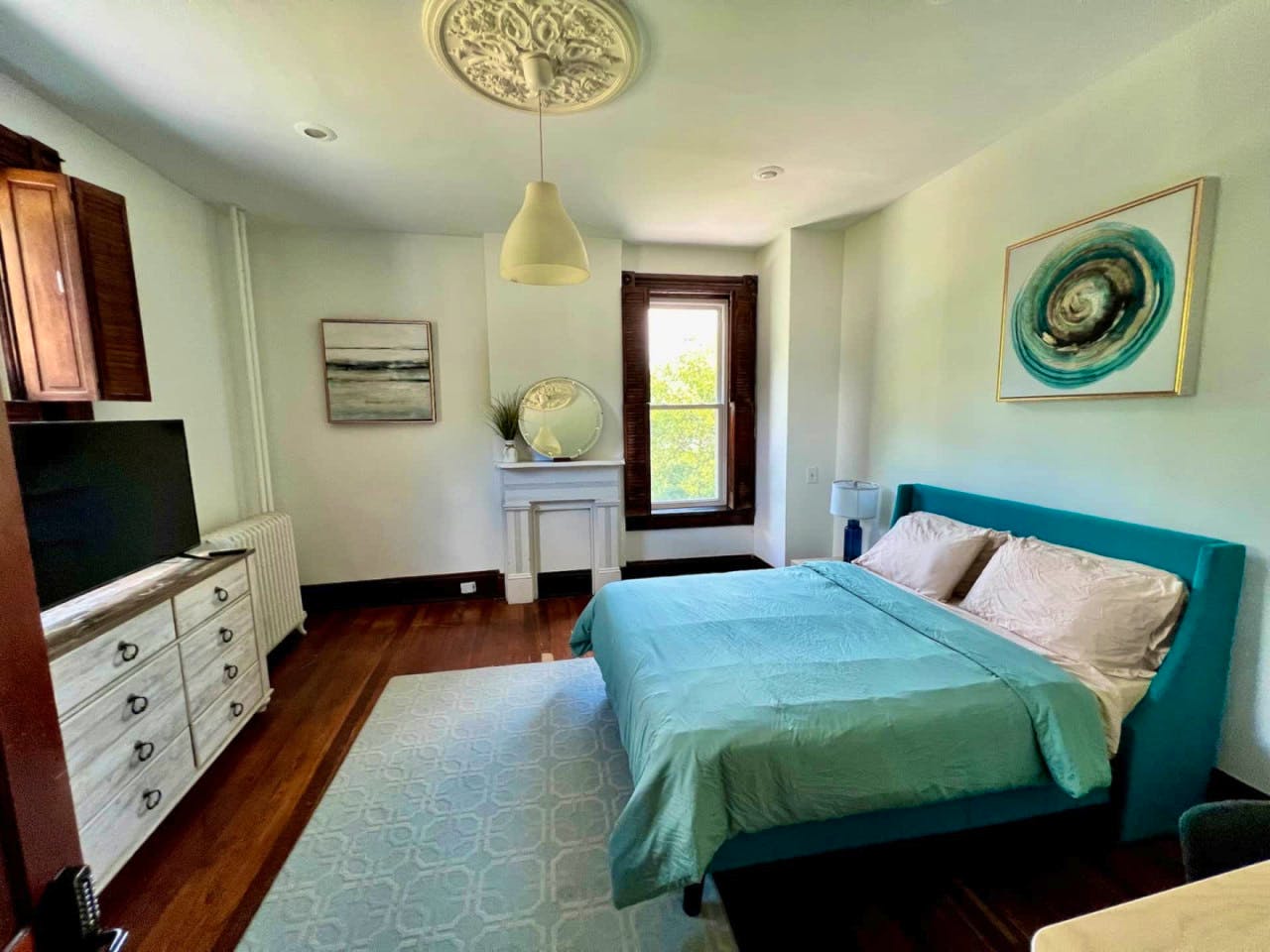  Private Bedroom Suite 2  -  Spacious Bedroom w/ relaxing view nearby Whitton Container Service  - Gallery -  4