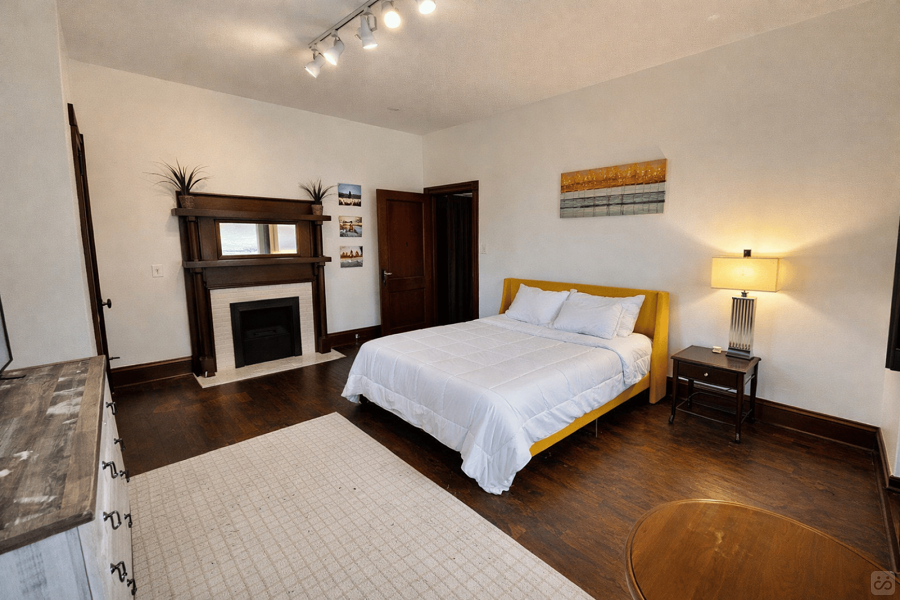  Private Bedroom Suite 3  -  Spacious Bedroom w/ relaxing view nearby Whitton Container Service  - Gallery -  13