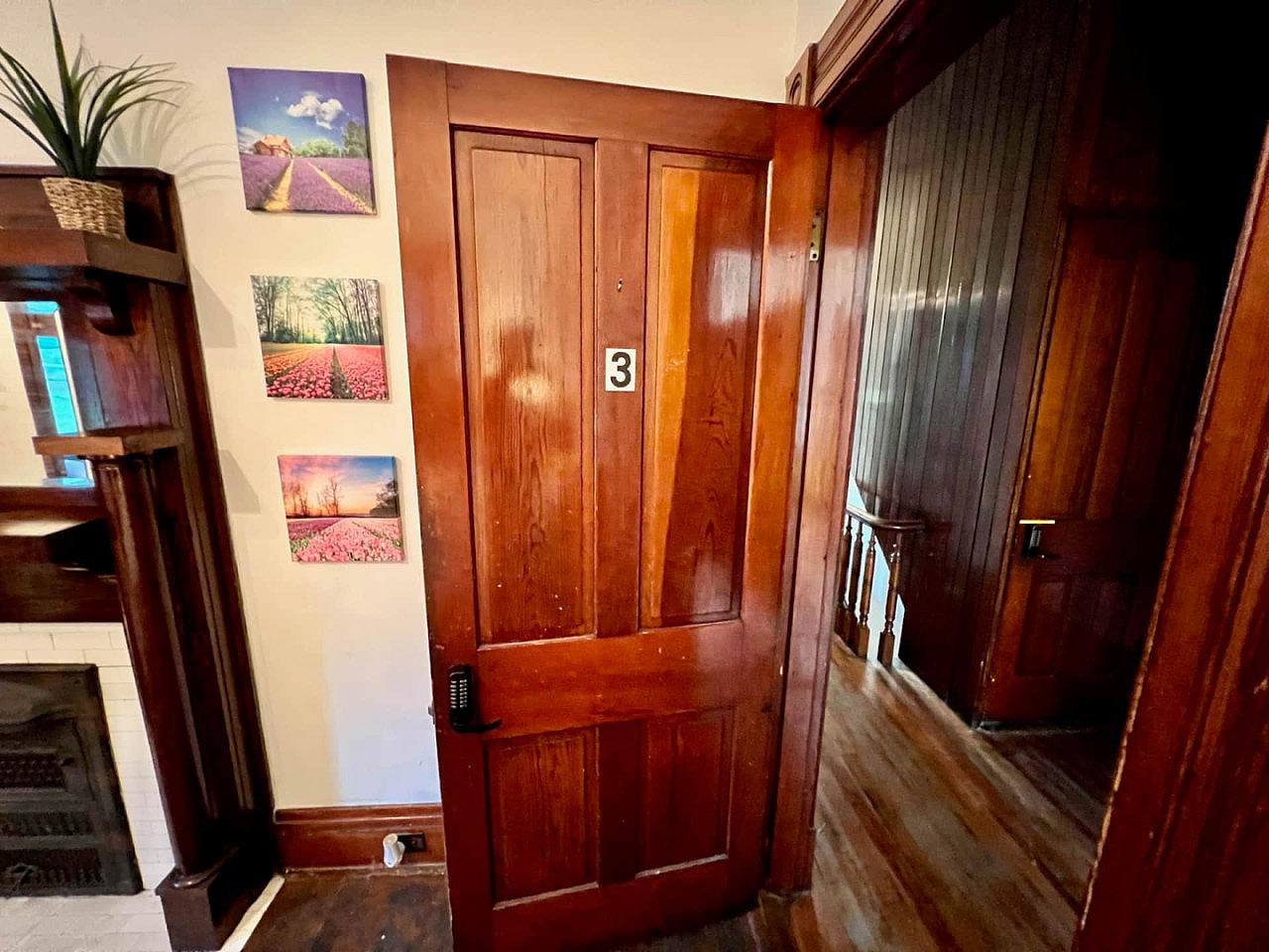  Private Bedroom Suite 3  -  Spacious Bedroom w/ relaxing view nearby Whitton Container Service  - Gallery -  4
