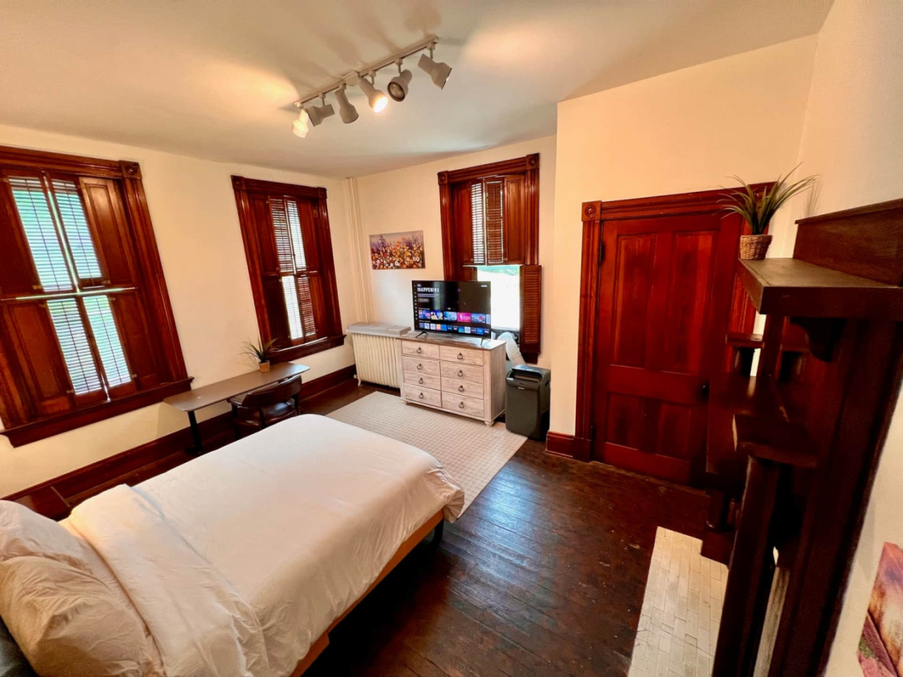  Private Bedroom Suite 3  -  Spacious Bedroom w/ relaxing view nearby Whitton Container Service  - Gallery -  18