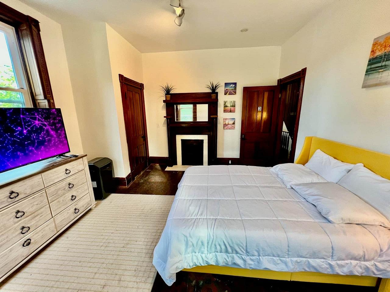  Private Bedroom Suite 3  -  Spacious Bedroom w/ relaxing view nearby Whitton Container Service  - Gallery -  11