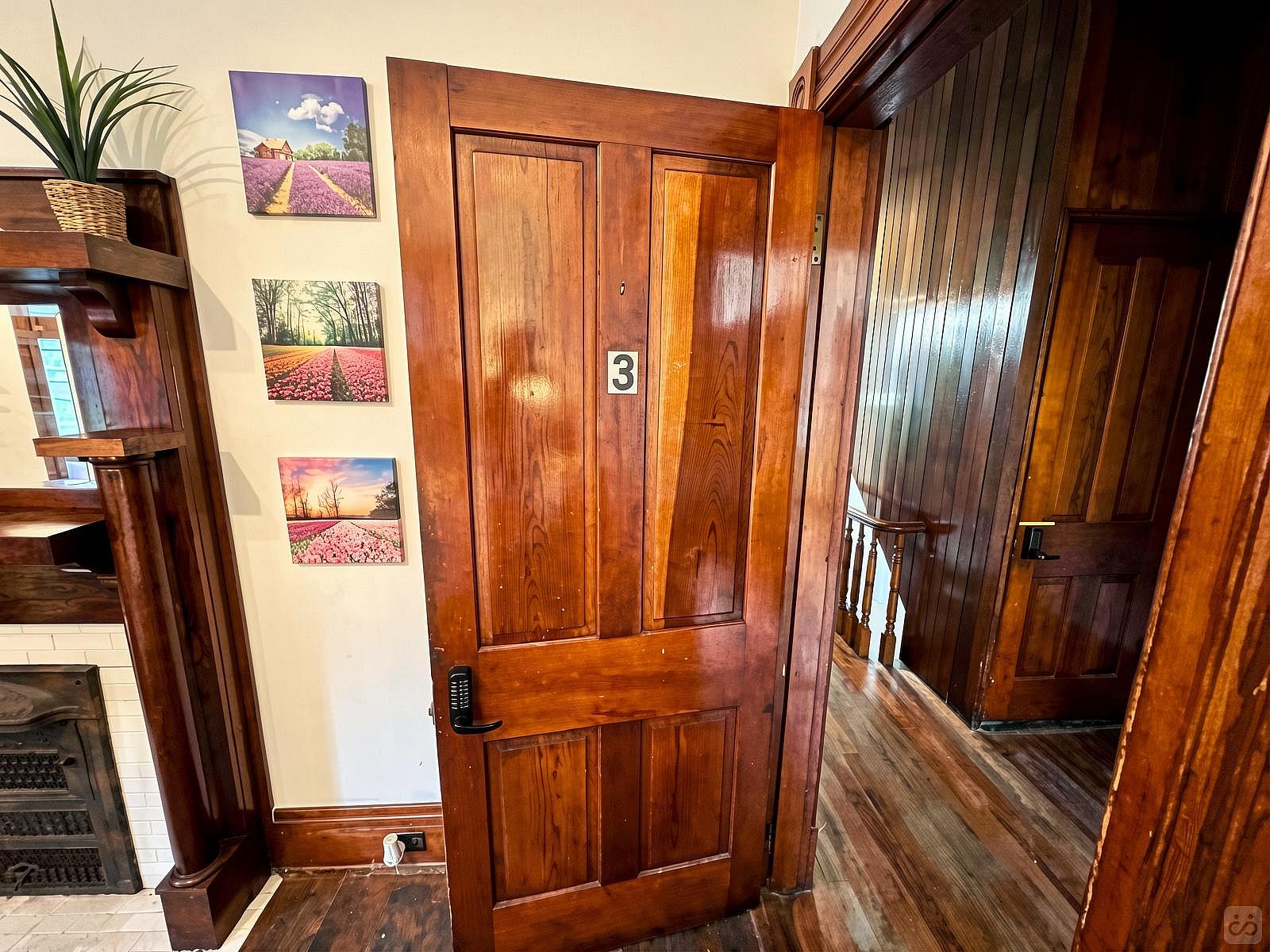  Private Bedroom Suite 3  -  Spacious Bedroom w/ relaxing view nearby Whitton Container Service  - Gallery -  26