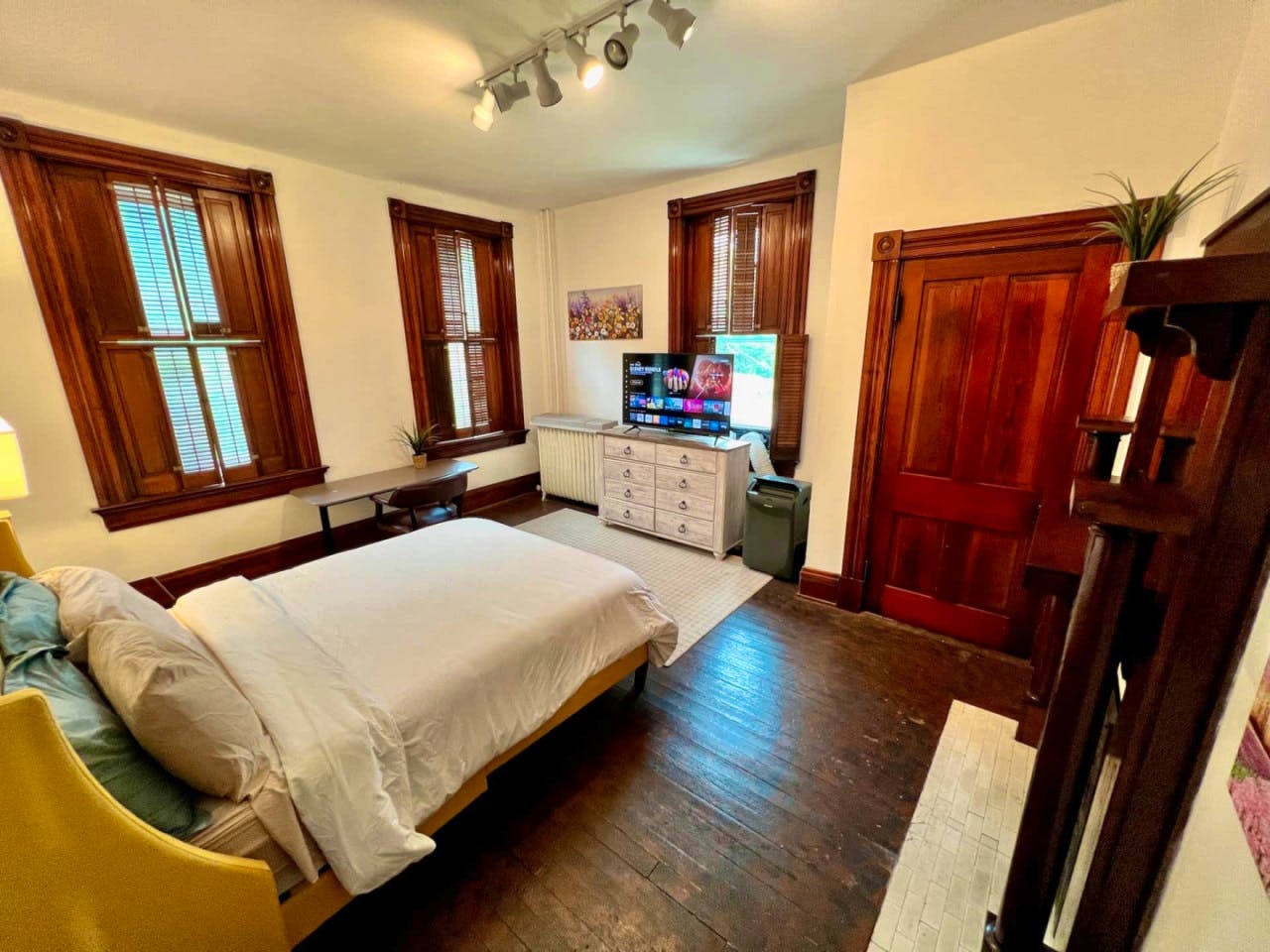  Private Bedroom Suite 3  -  Spacious Bedroom w/ relaxing view nearby Whitton Container Service  - Gallery -  29