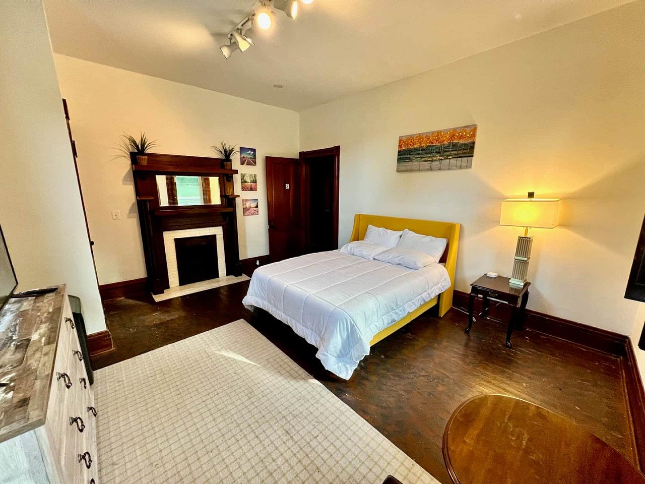  Private Bedroom Suite 3  -  Spacious Bedroom w/ relaxing view nearby Whitton Container Service  - Gallery -  1
