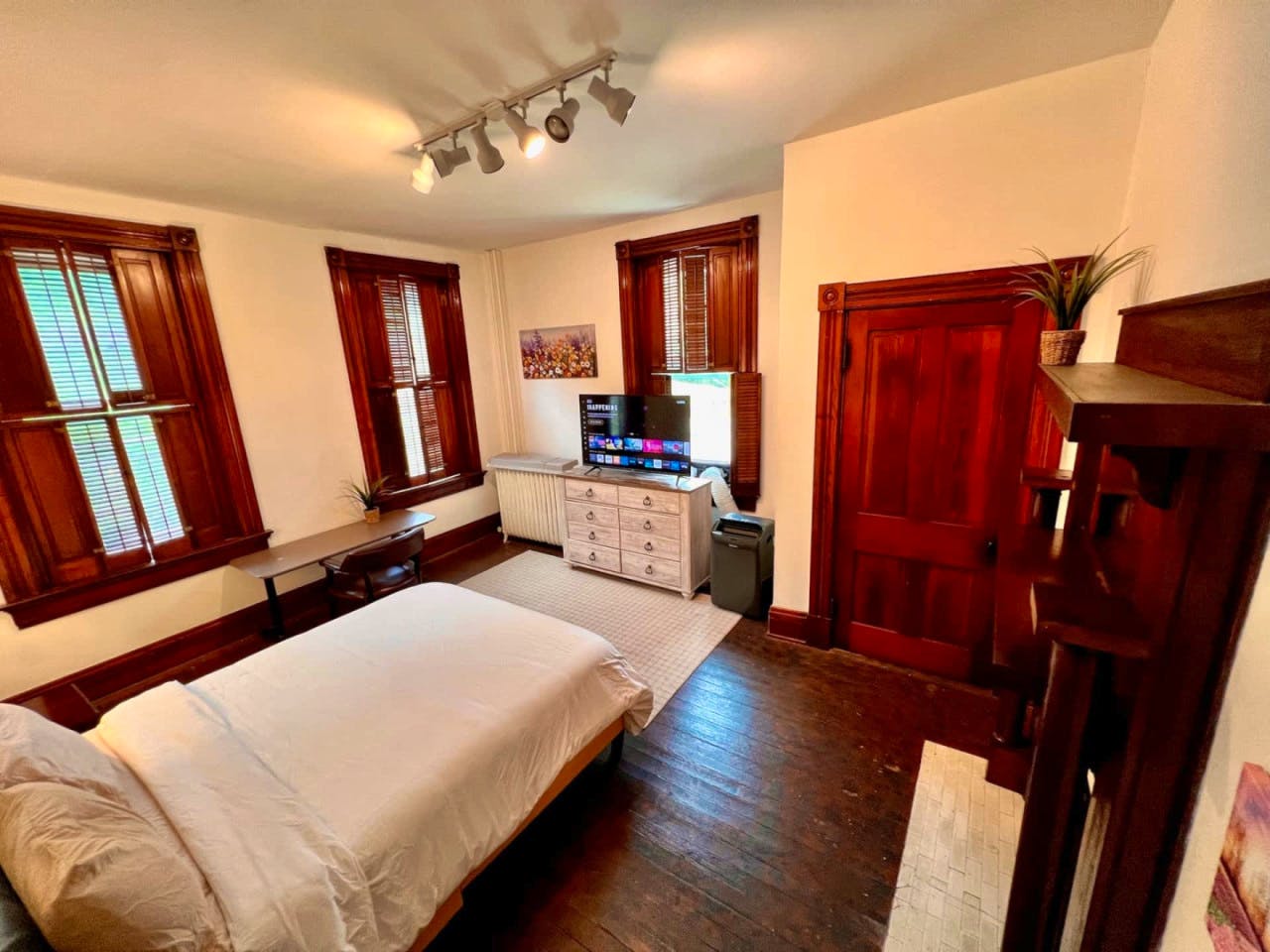  Private Bedroom Suite 3  -  Spacious Bedroom w/ relaxing view nearby Whitton Container Service  - Gallery -  24