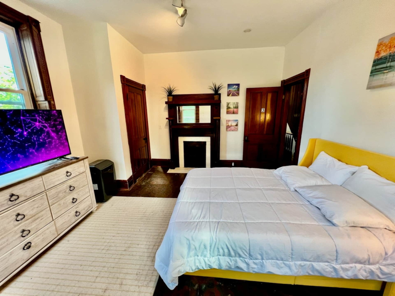  Private Bedroom Suite 3  -  Spacious Bedroom w/ relaxing view nearby Whitton Container Service  - Gallery -  17