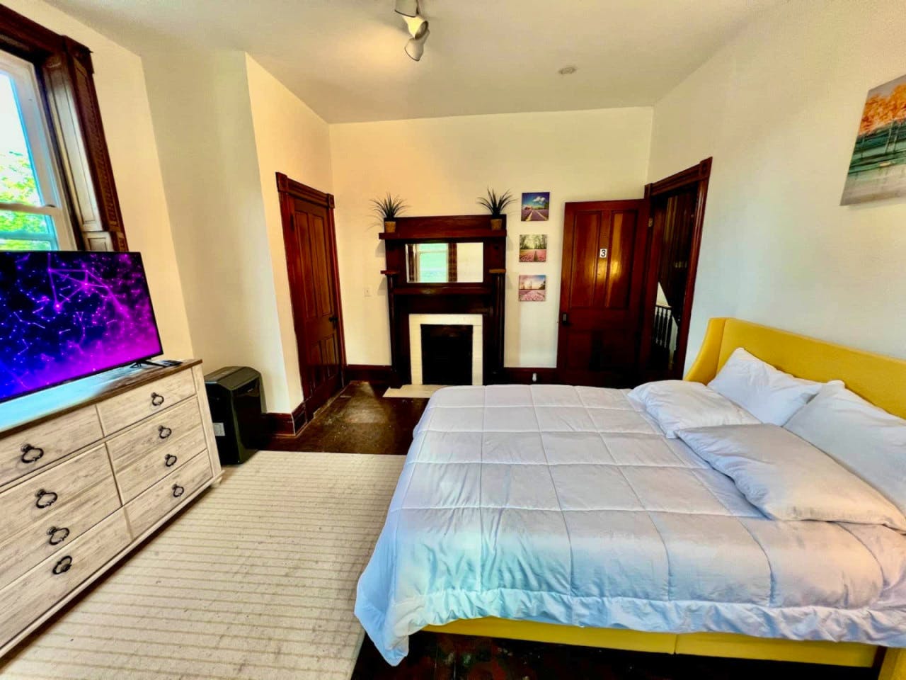  Private Bedroom Suite 3  -  Spacious Bedroom w/ relaxing view nearby Whitton Container Service  - Gallery -  23