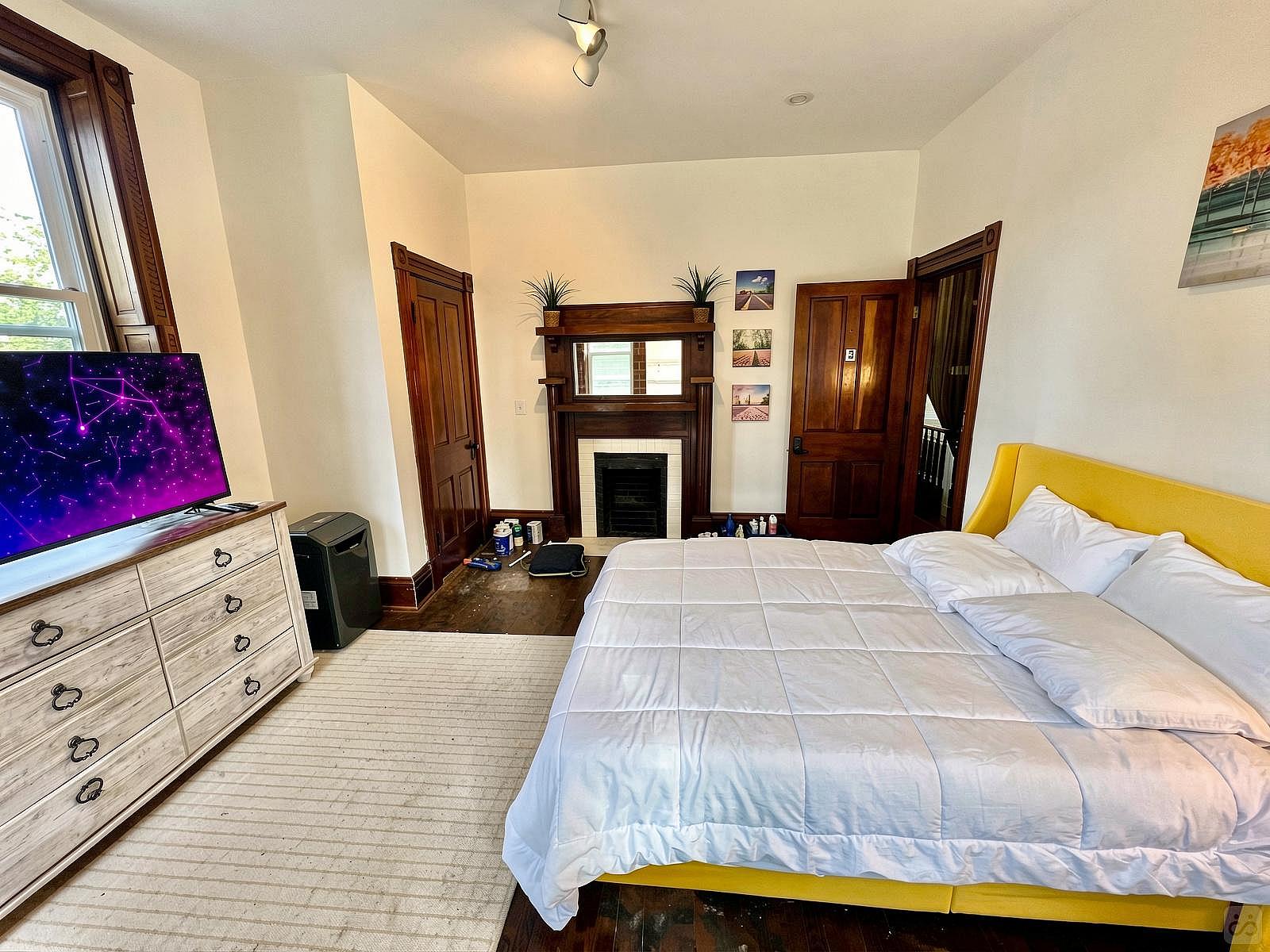  Private Bedroom Suite 3  -  Spacious Bedroom w/ relaxing view nearby Whitton Container Service  - Gallery -  27