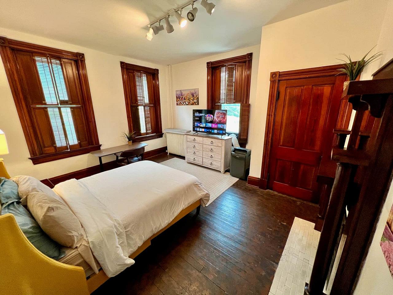  Private Bedroom Suite 3  -  Spacious Bedroom w/ relaxing view nearby Whitton Container Service  - Gallery -  14