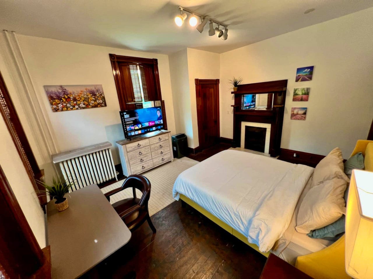  Private Bedroom Suite 3  -  Spacious Bedroom w/ relaxing view nearby Whitton Container Service  - Gallery -  30