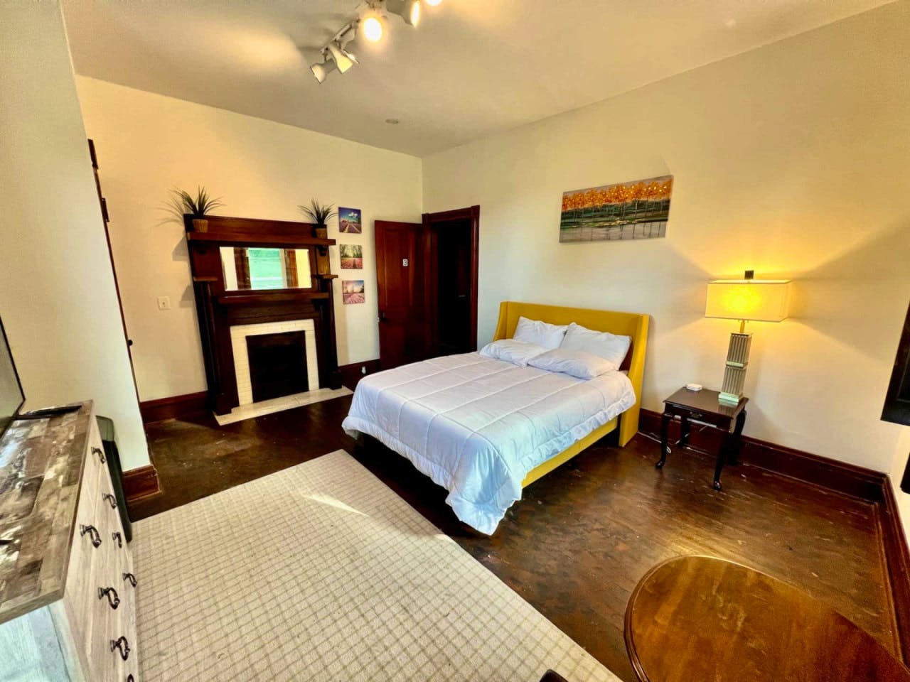  Private Bedroom Suite 3  -  Spacious Bedroom w/ relaxing view nearby Whitton Container Service  - Gallery -  25