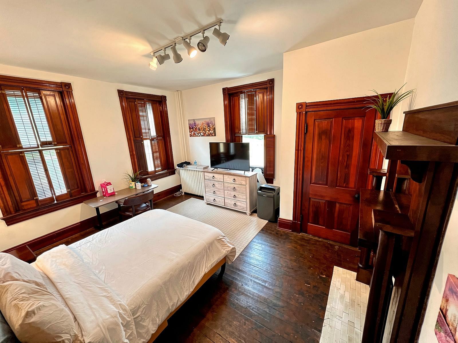  Private Bedroom Suite 3  -  Spacious Bedroom w/ relaxing view nearby Whitton Container Service  - Gallery -  28
