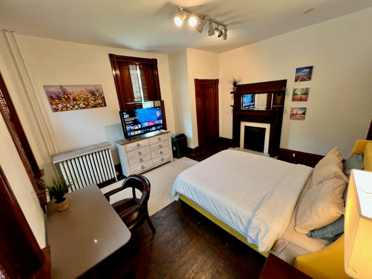  Private Bedroom Suite 3  -  Spacious Bedroom w/ relaxing view nearby Whitton Container Service  - Gallery -  21