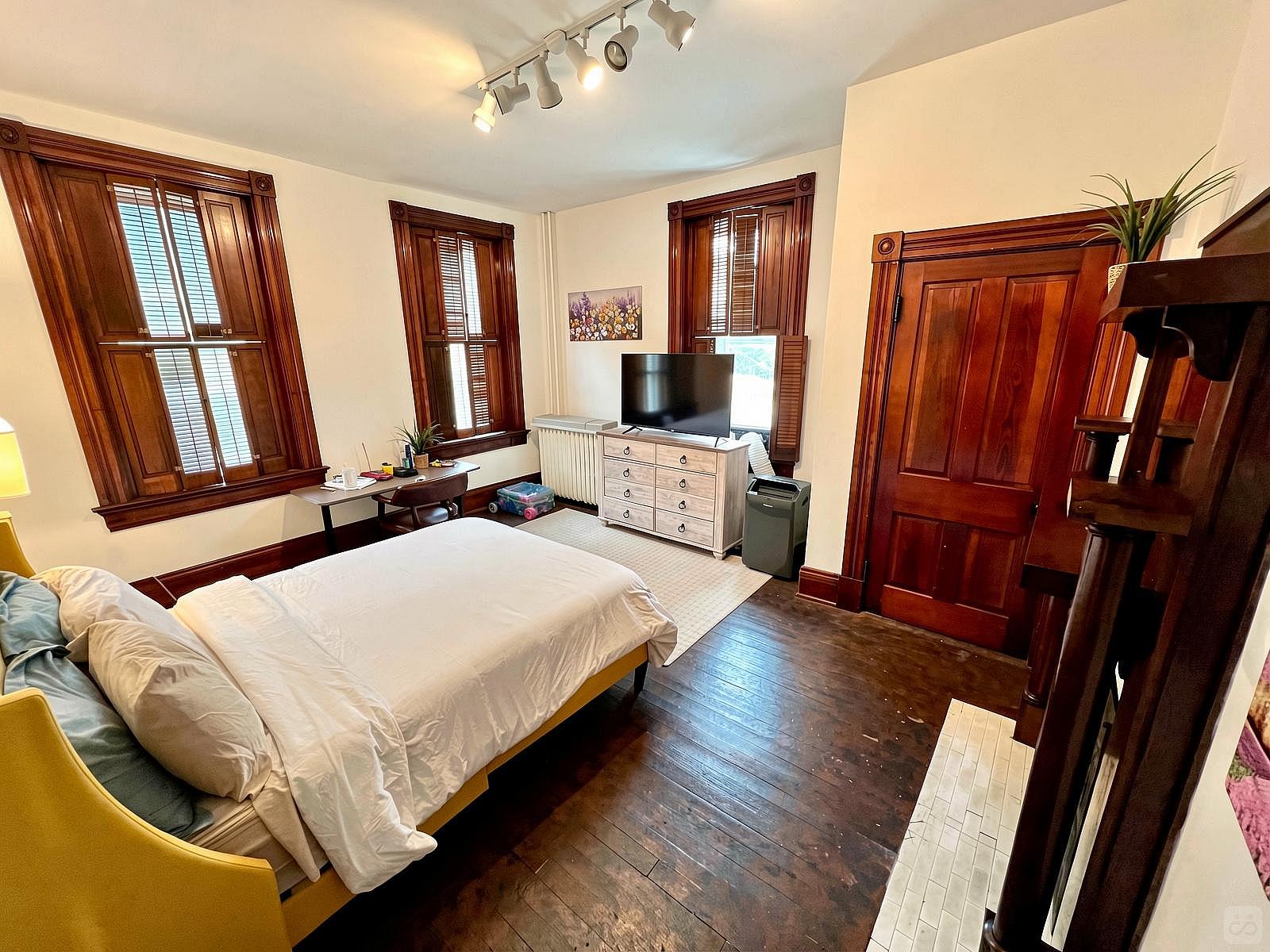  Private Bedroom Suite 3  -  Spacious Bedroom w/ relaxing view nearby Whitton Container Service  - Gallery -  2