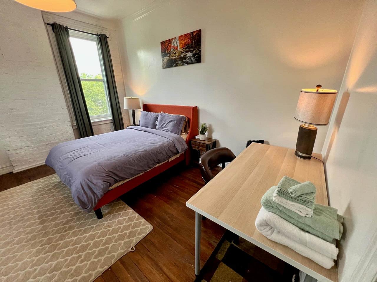  Private Bedroom Suite 4  -  Spacious Bedroom w/ relaxing view nearby Whitton Container Service  - Gallery -  7