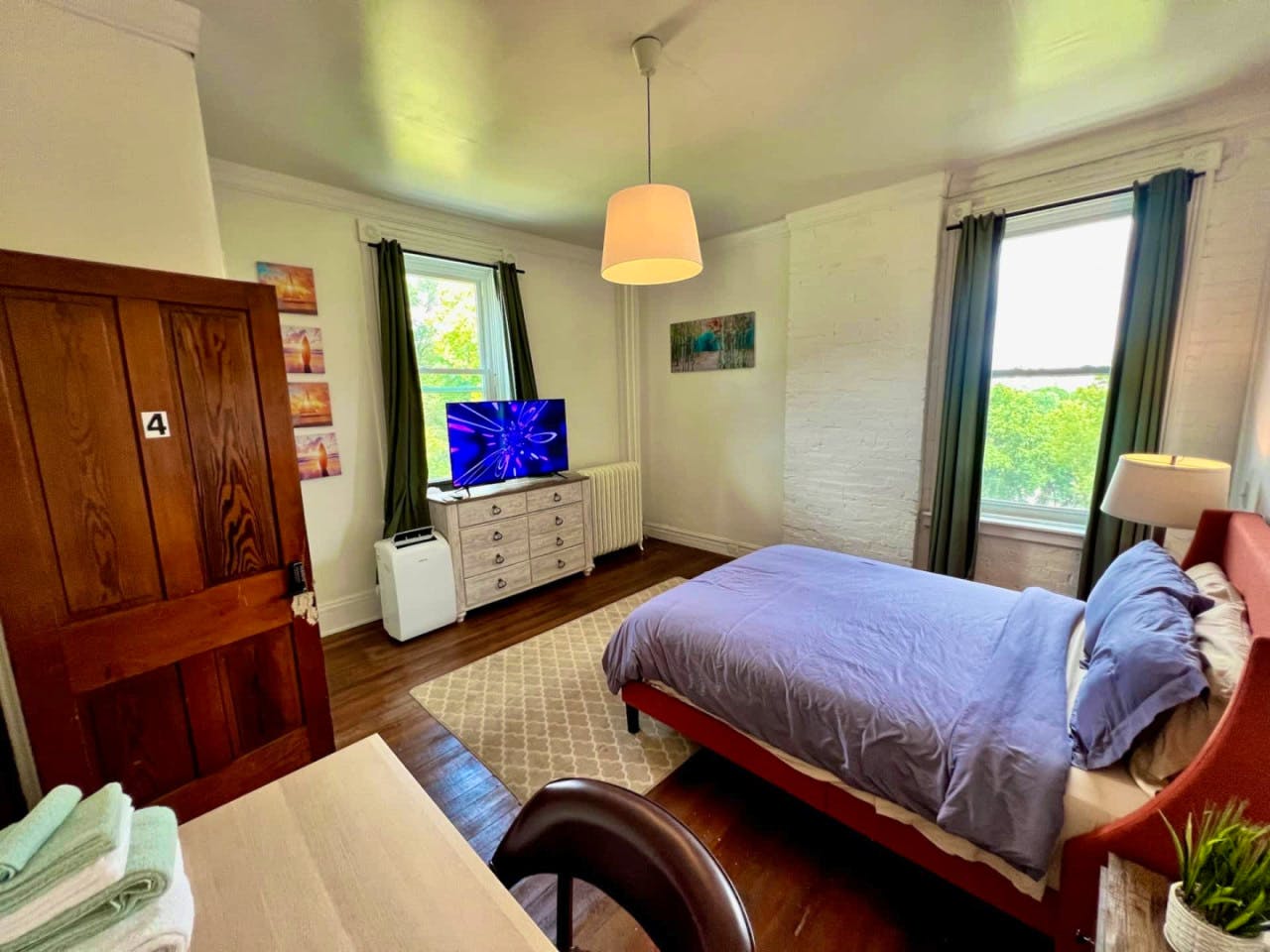  Private Bedroom Suite 4  -  Spacious Bedroom w/ relaxing view nearby Whitton Container Service  - Gallery -  17