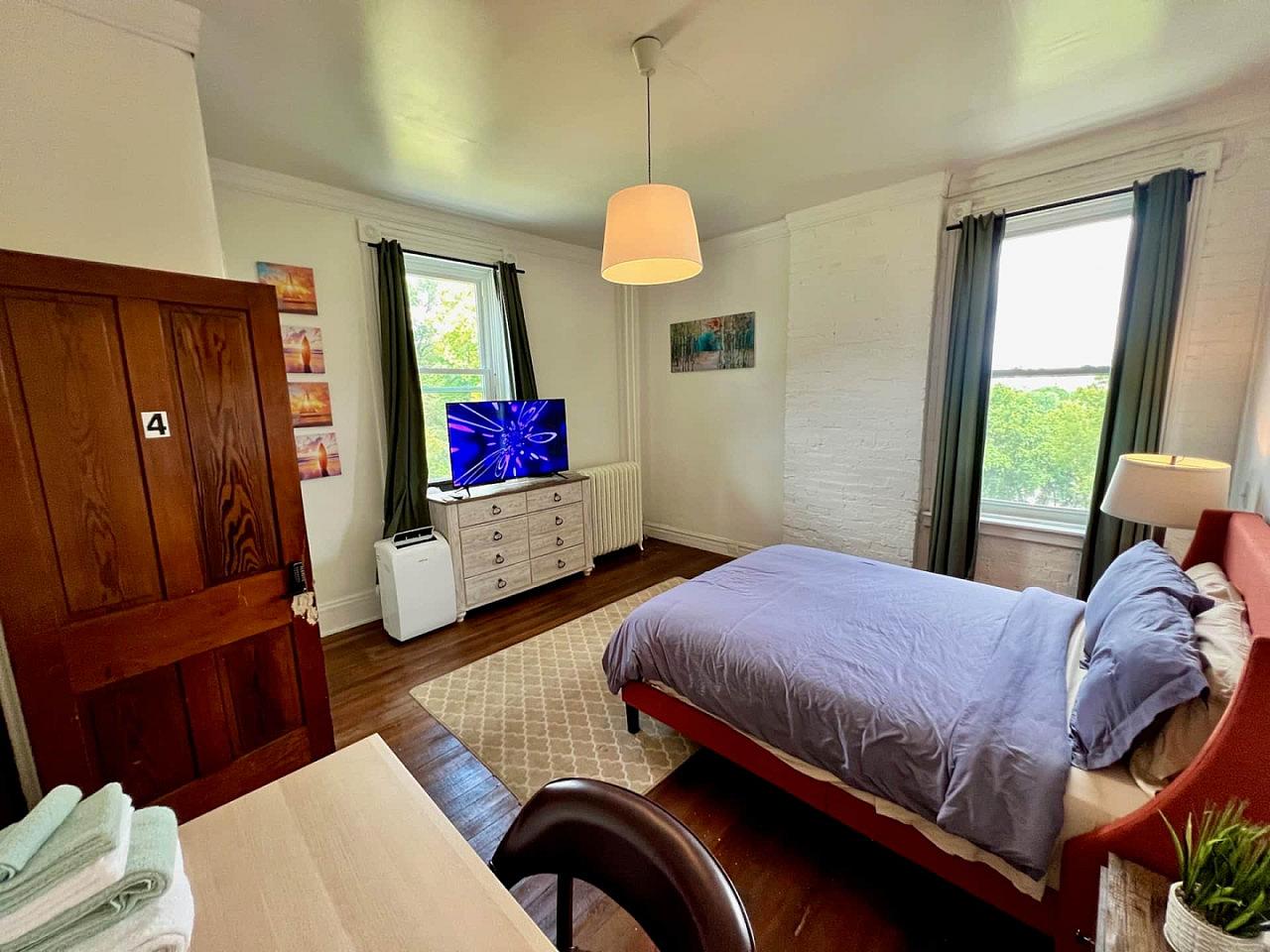  Private Bedroom Suite 4  -  Spacious Bedroom w/ relaxing view nearby Whitton Container Service  - Gallery -  6