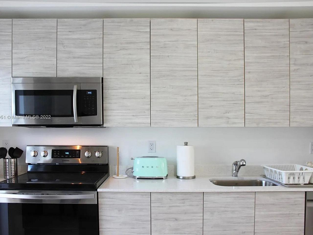  Furnished Ensuite In Shared 5 Bed 3 Bath  -  Relaxing & Quiet House nearby Calle Ocho Plaza Apartment  - Gallery -  8