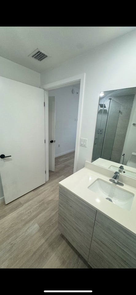  Furnished Ensuite In Shared 5 Bed 3 Bath  -  Relaxing & Quiet House nearby Calle Ocho Plaza Apartment  - Gallery -  16