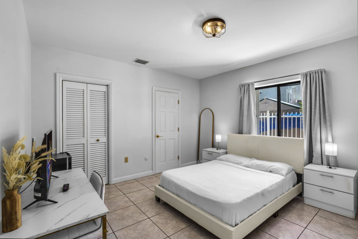 Private Large Bedroom With Private Bathroom And 2 Closets - 14