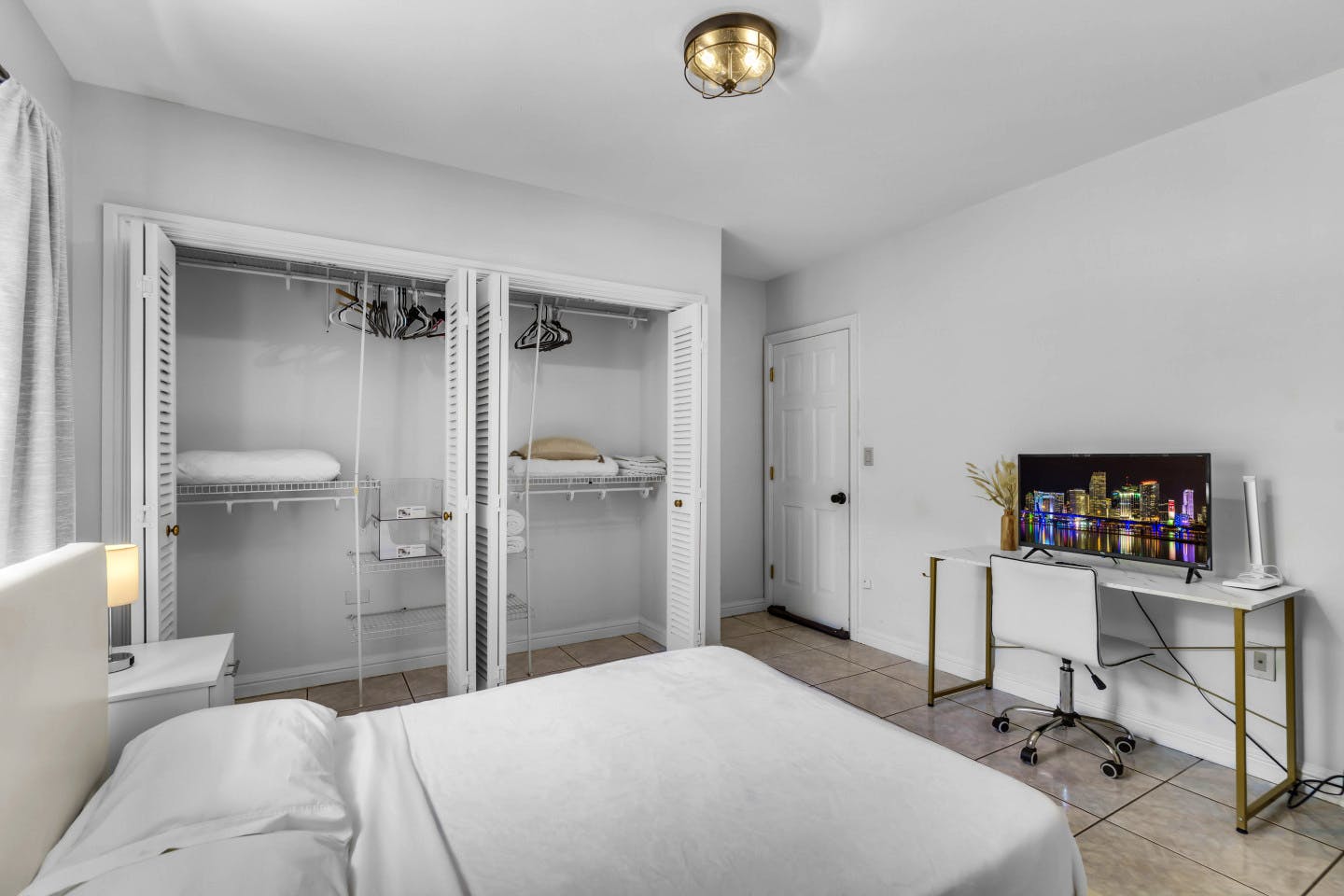 Private Large Bedroom With Private Bathroom And 2 Closets - 13