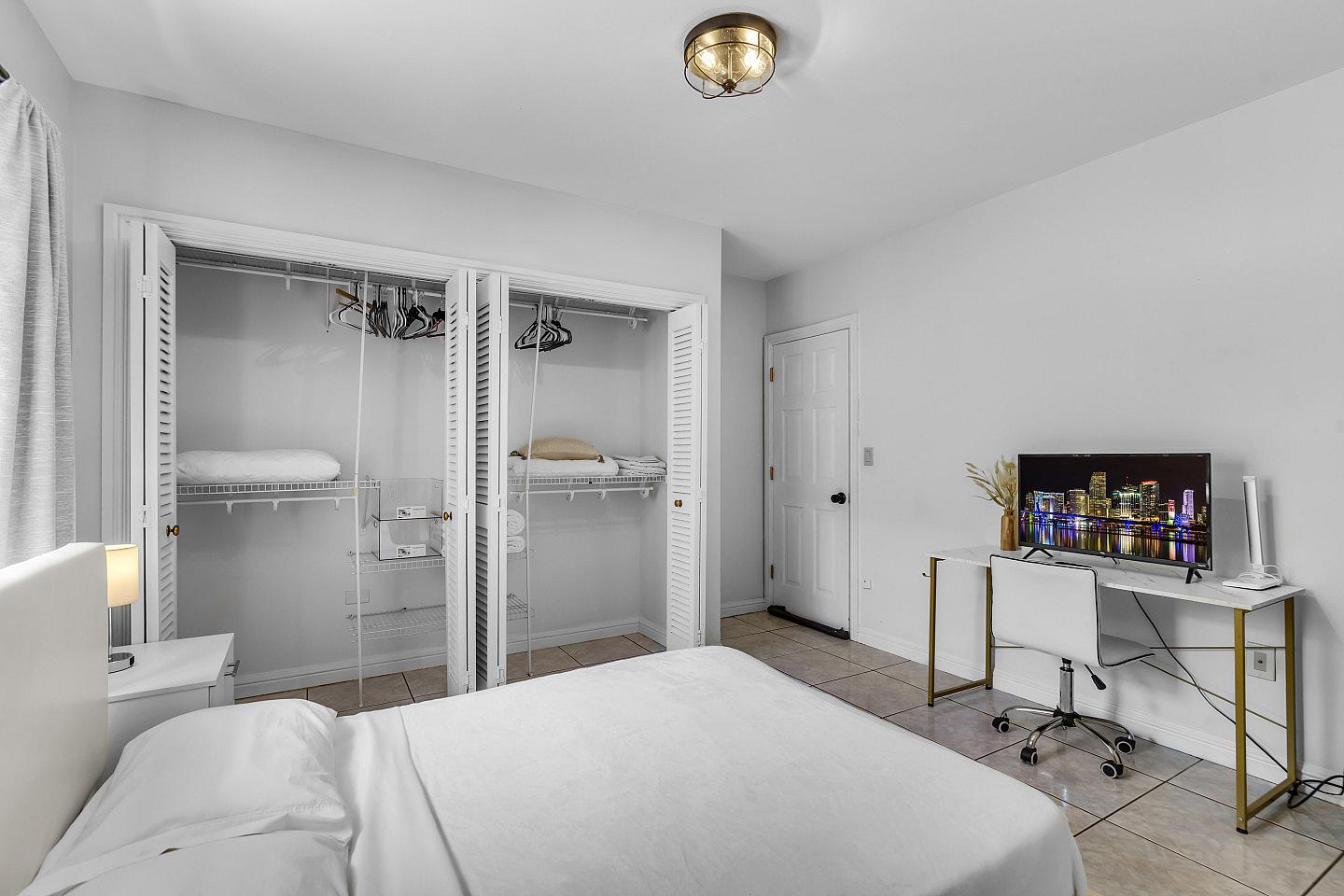 Private Large Bedroom With Private Bathroom And 2 Closets - 28