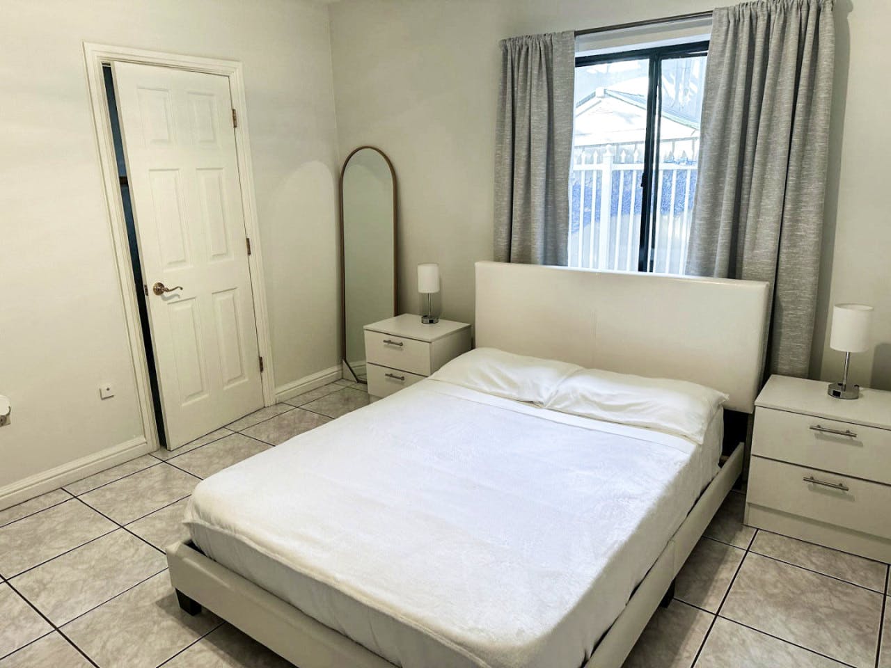 Private Large Bedroom With Private Bathroom And 2 Closets - 19