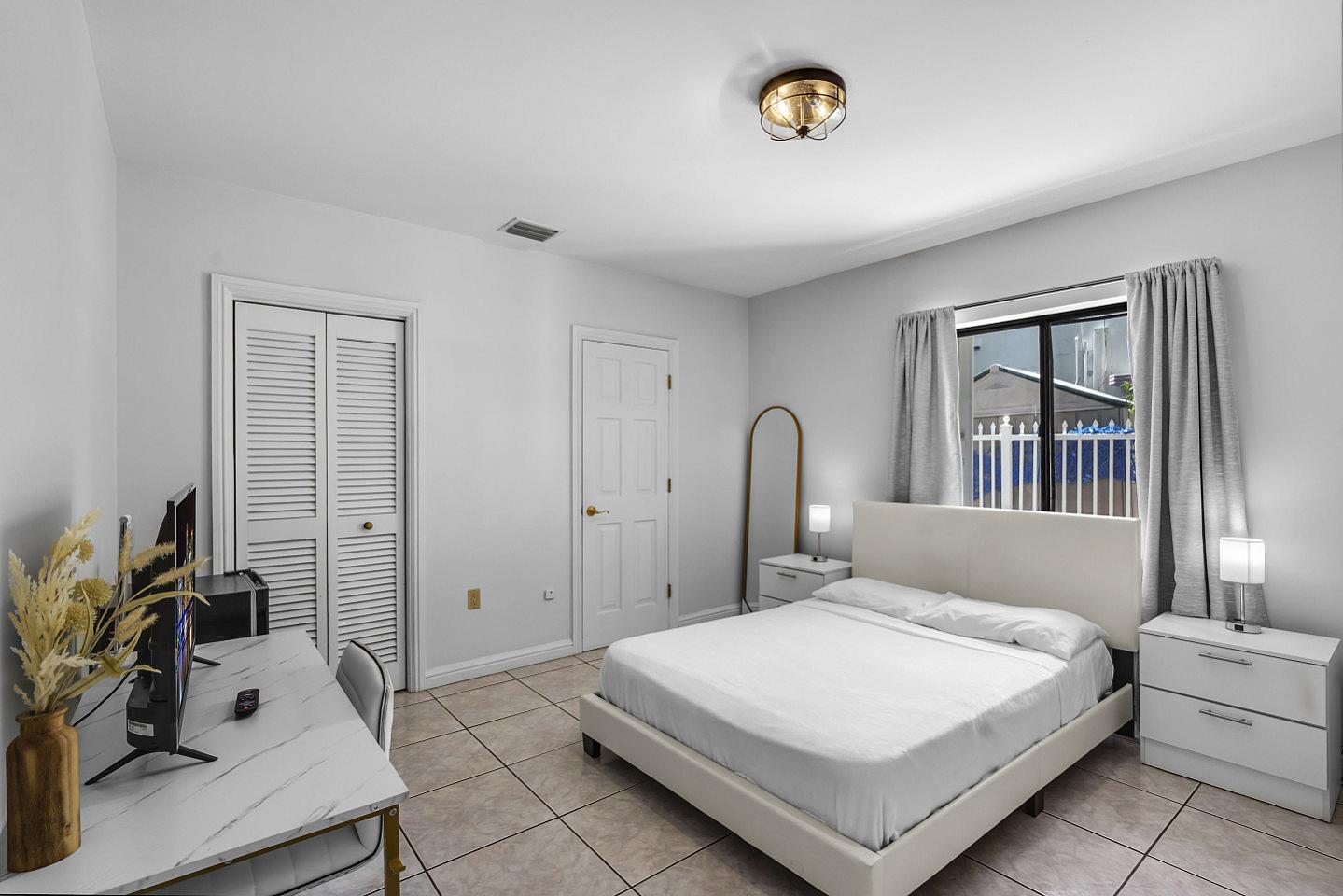 Private Large Bedroom With Private Bathroom And 2 Closets - 29
