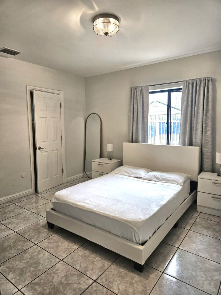 Private Large Bedroom With Private Bathroom And 2 Closets - 23