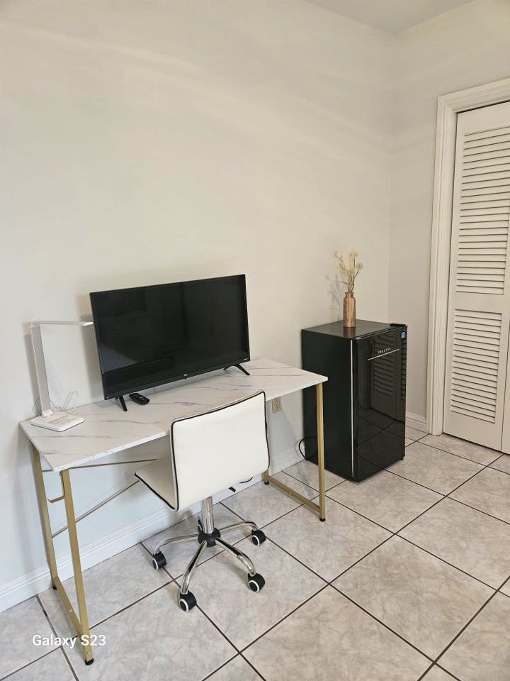 Private Large Bedroom With Private Bathroom And 2 Closets - 20