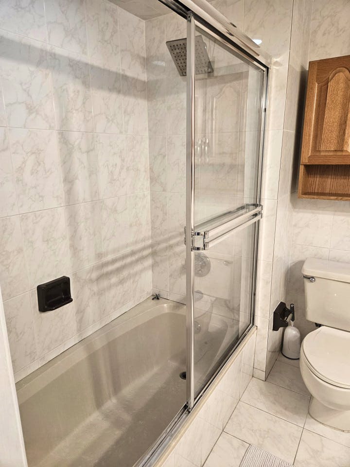 Private Large Bedroom With Private Bathroom And 2 Closets - 21